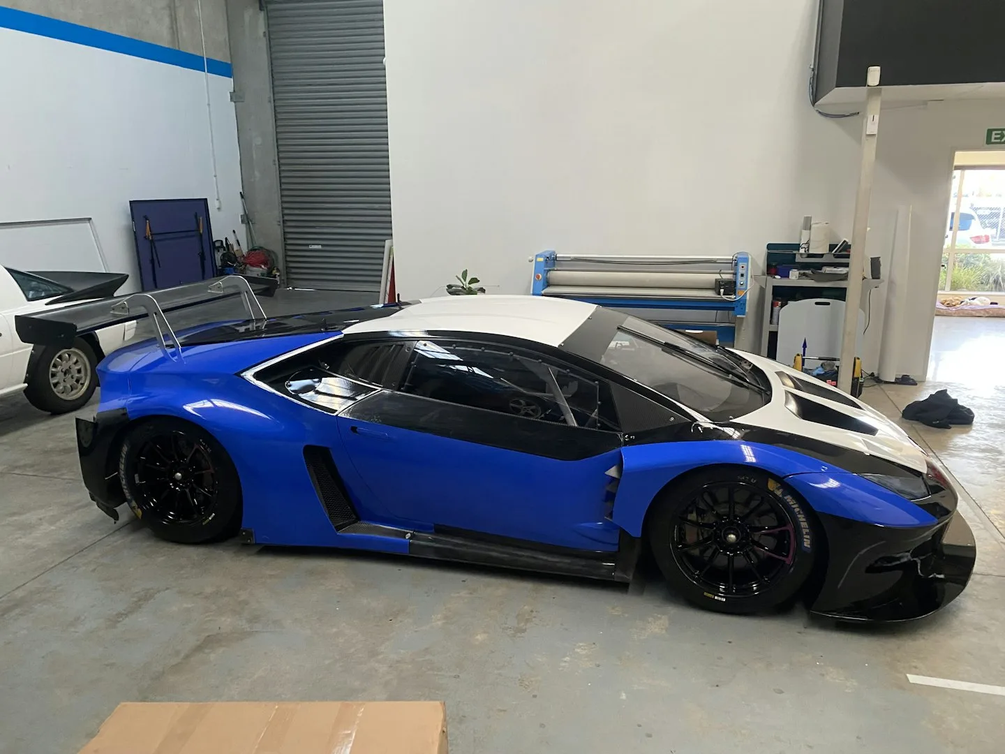 Mag & Turbo Lamborghini — base gloss layers laid down over the carbon bodywork