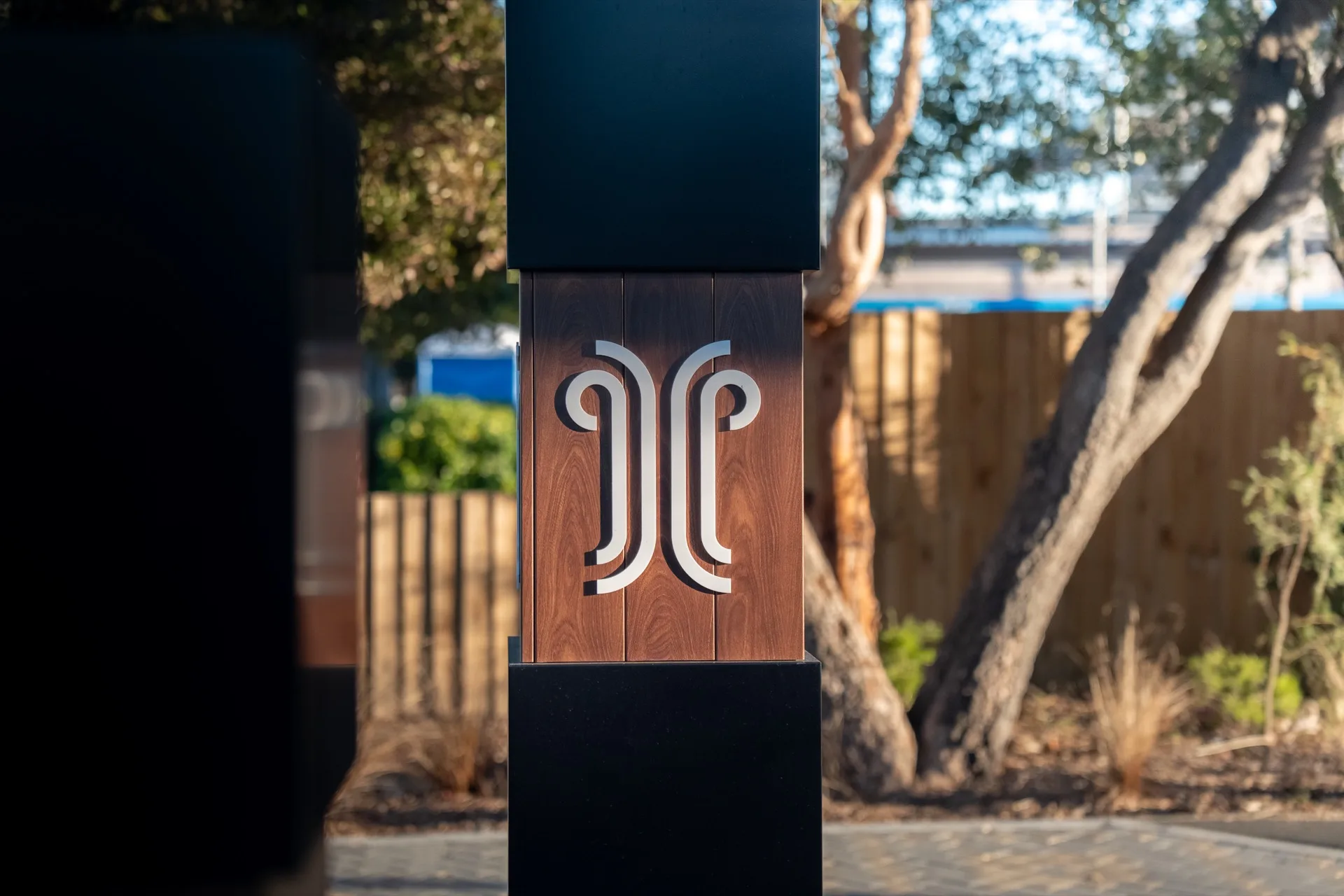 Te Parito Kowhai — Pillar detail